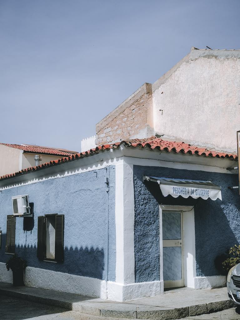 blaues Haus mit einem Geschäft