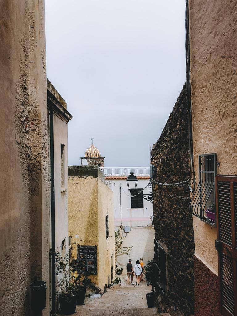 Gasse von Castelsardo mit engen Häusern