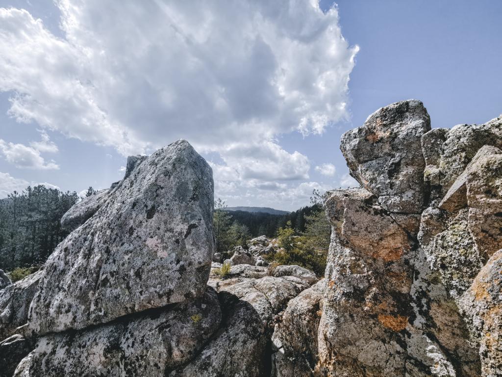 sardinien-thealkamalsontheroad (20) Felsiger Gipfel auf der Wanderung