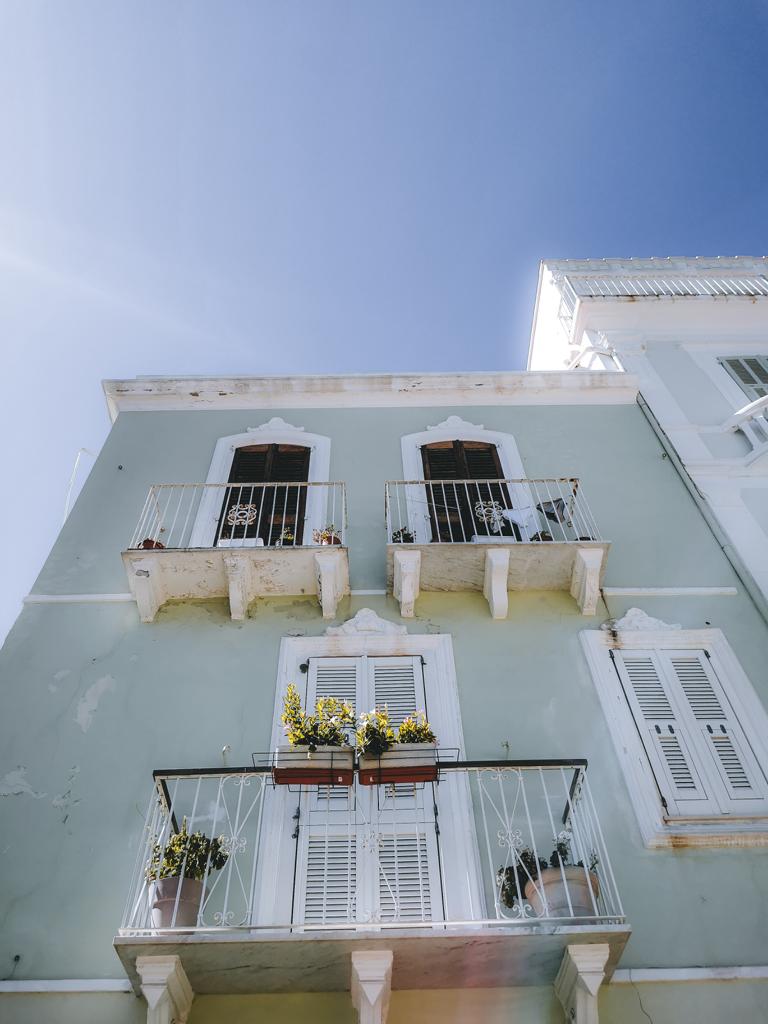 mintgrünes Haus auf Sardinien