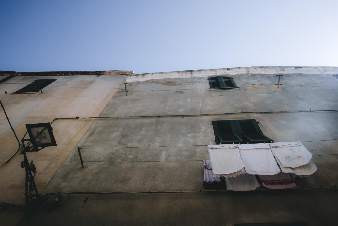 Hausmauer mit Wäsche auf der Leine