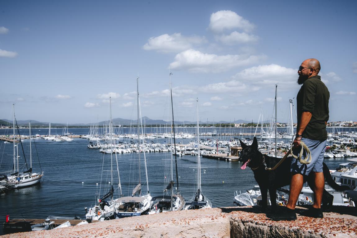 Alaa und Ryok blicken auf den Hafen