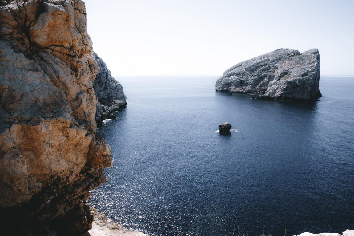steile Felsen und Gesteinsbrocken im Meer