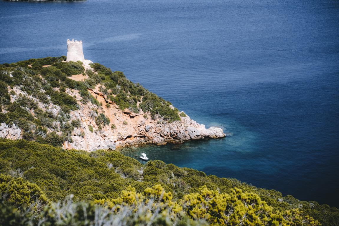 alter Wachturm an der Westküste Sardiniens