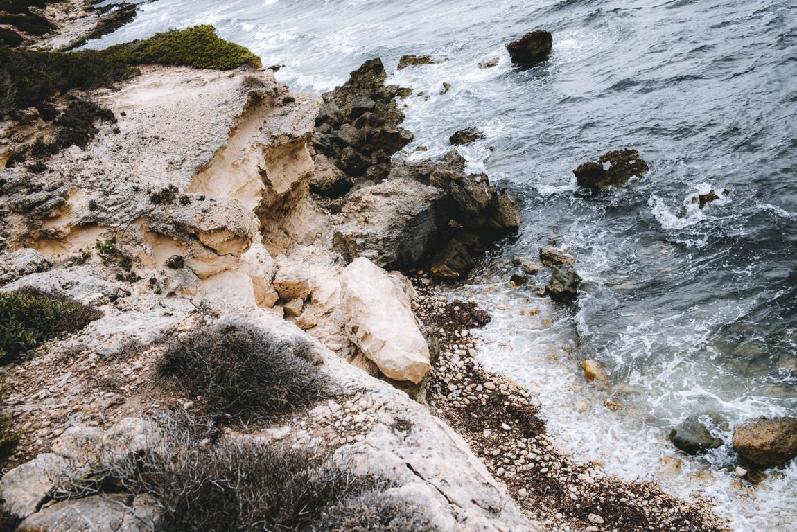 Felsen werden vom Meer umspült