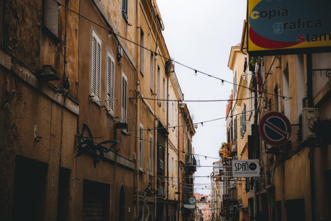 enge Gasse mit vielen Schildern