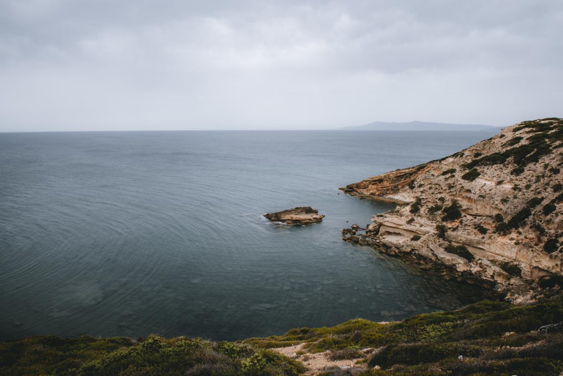 roter Felsen an der Küste Sardiniens