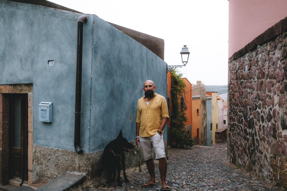 Alaa und Ryok vor einem bunten Haus in Bosa