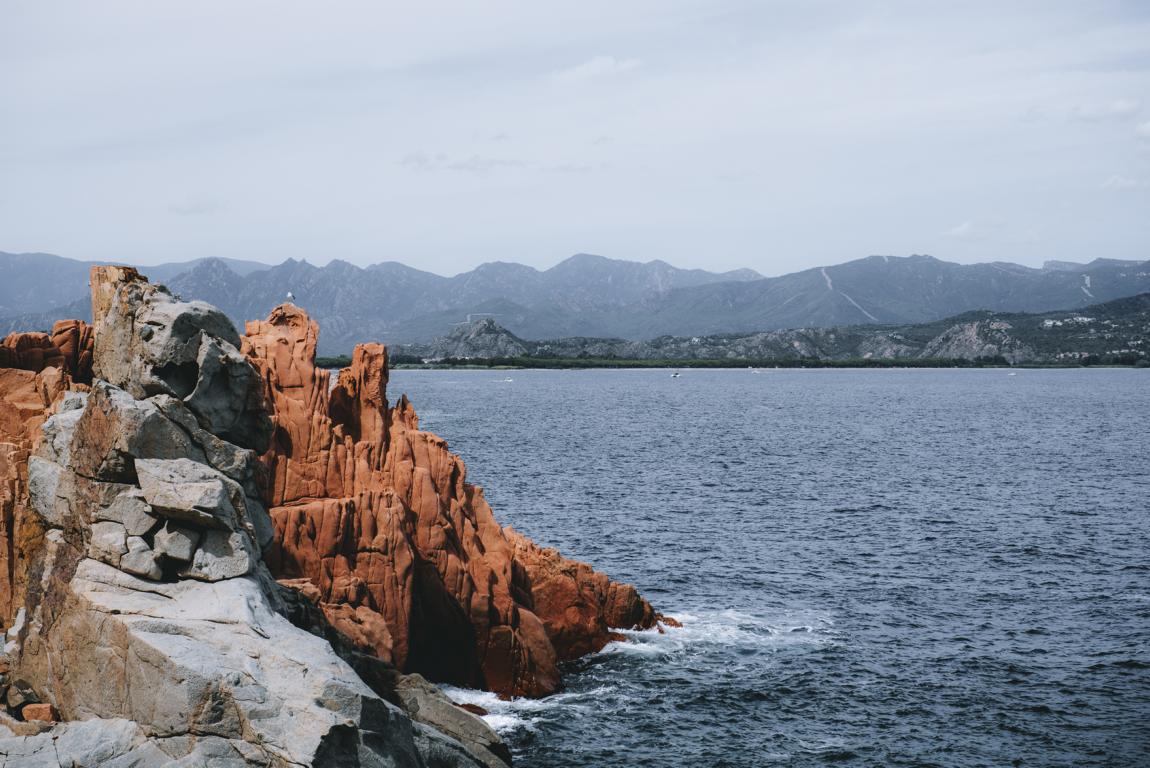 rote Felsen am Meer