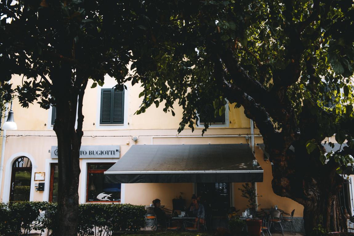 Straßencafé an der Ostküste Sardiniens