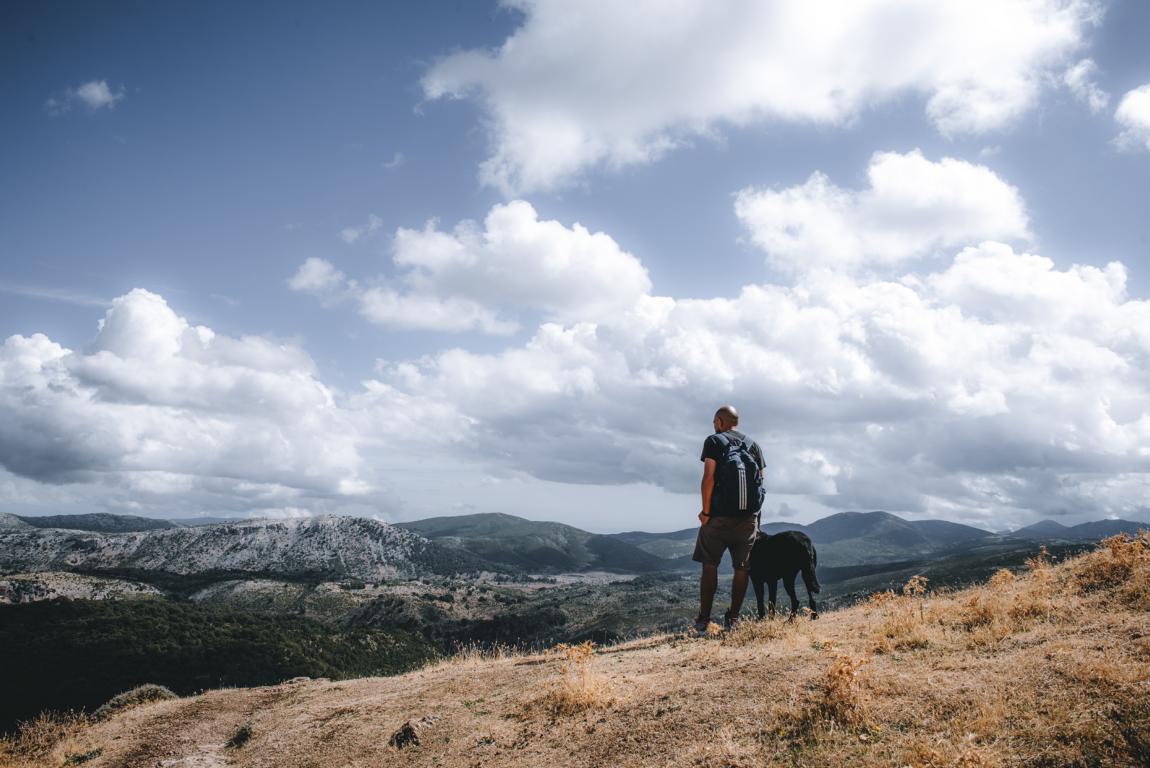 Alaa und Ryok blick hinab auf Sardinien