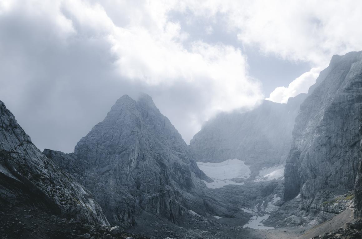 Spitze Gipfel mit Wolken