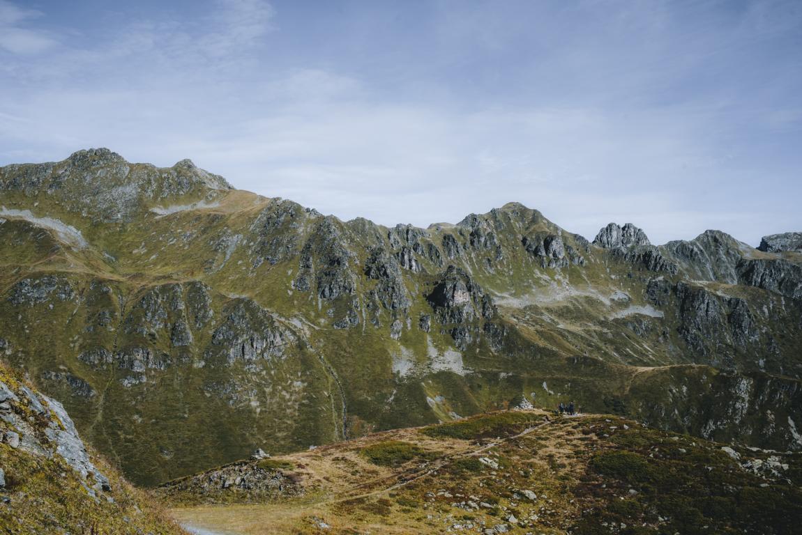 Berge und eine Bank mit Menschen