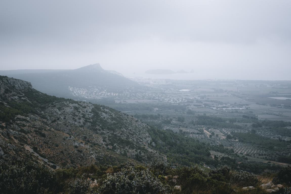 Blick bis zum Meer und den Inseln