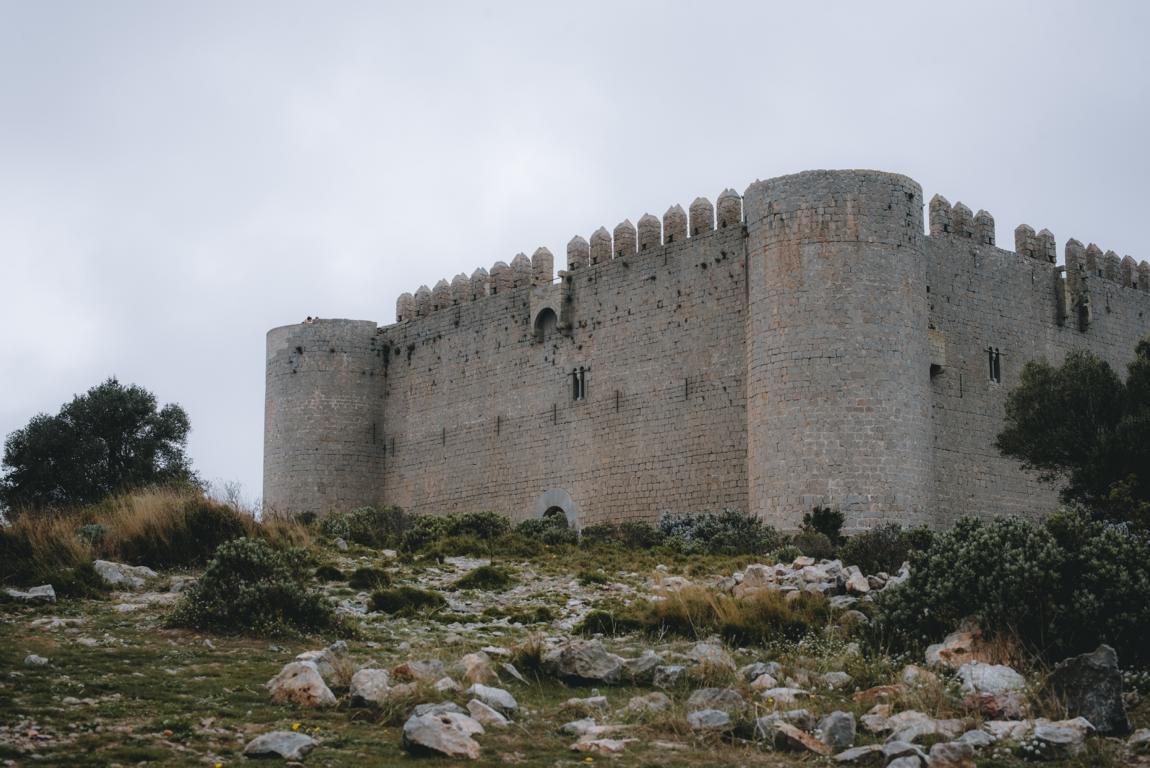 die Mauern des Castell de Montgri in Katalonien