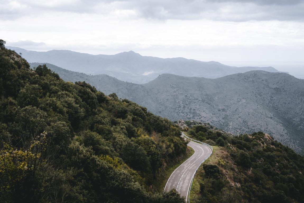 Straße durch die Berge in Katalonien