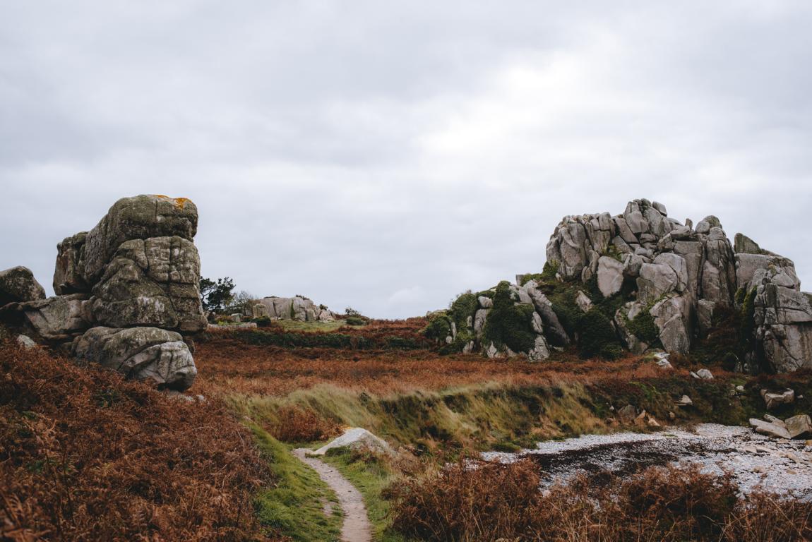 Felsen mit Wanderweg und Heide