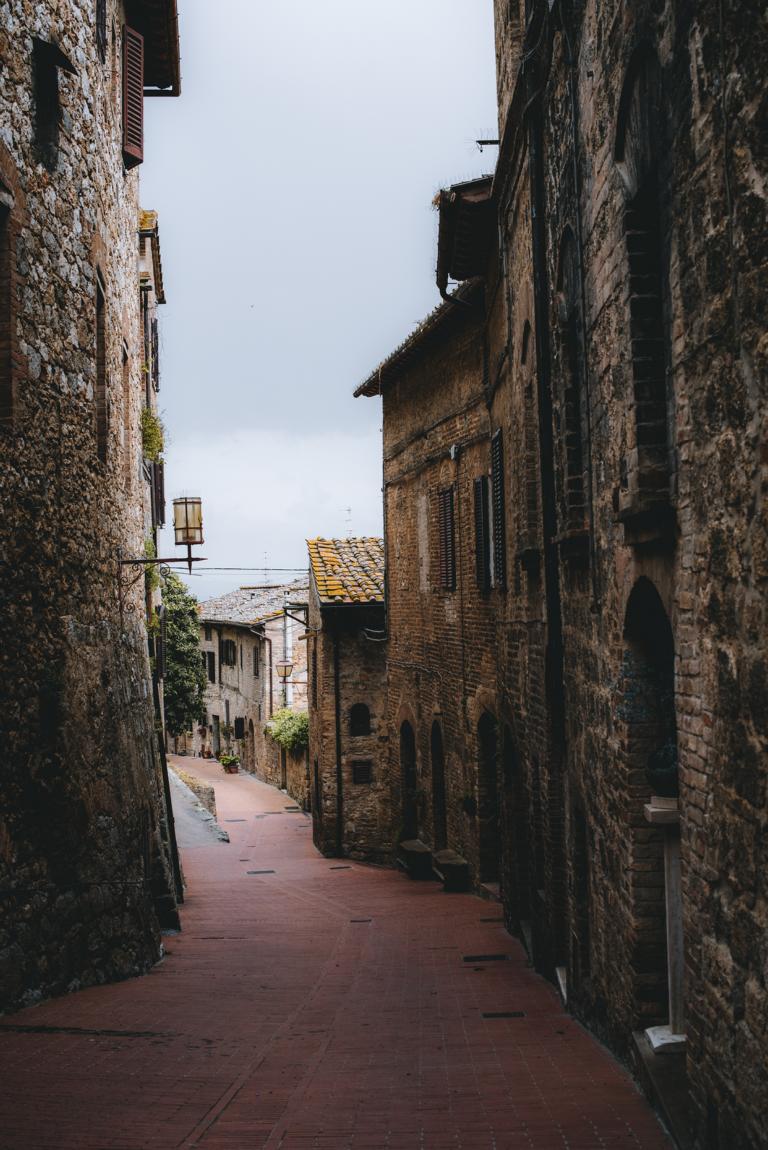 einsame Gasse in San Gimignano
