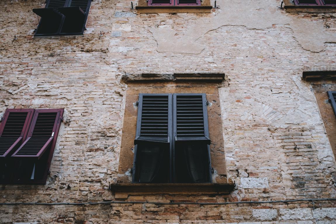 Fenster mit Fensterladen