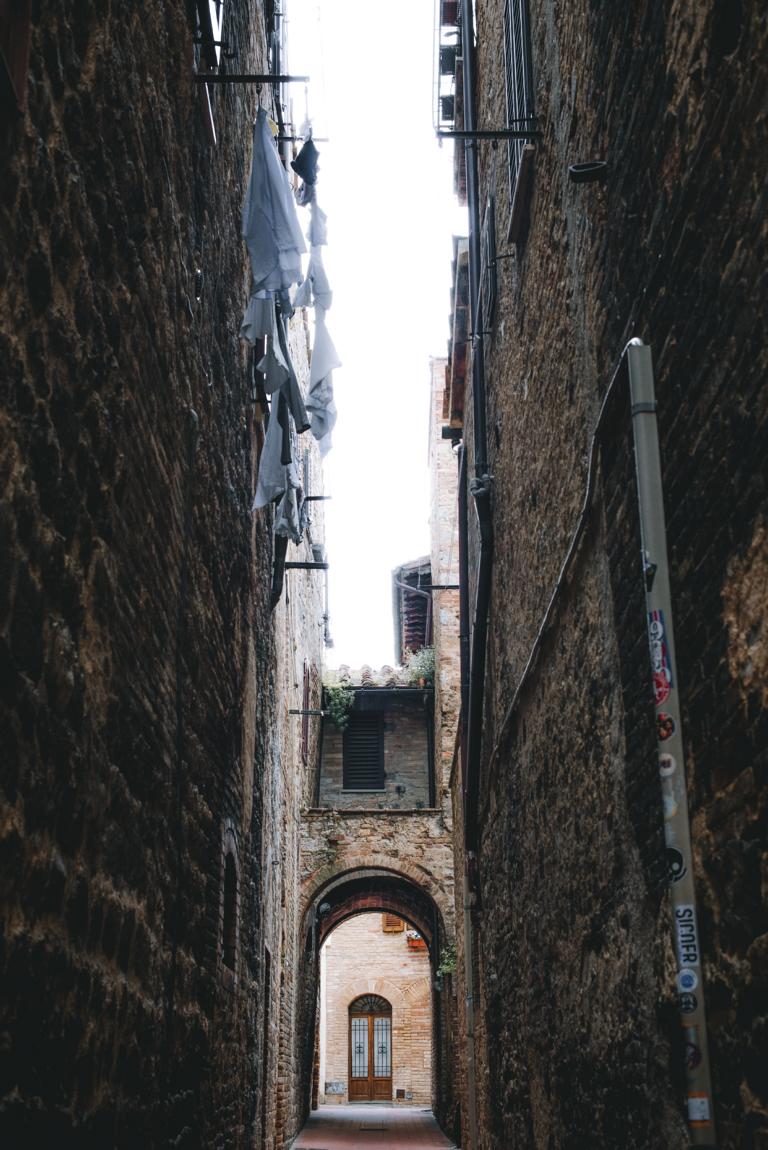 enge Gassen mit Torbogen